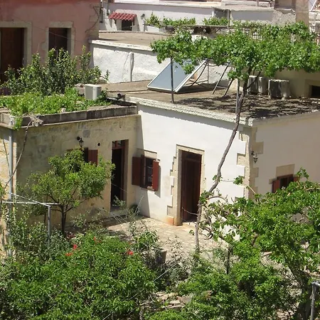 πατρικό - παραδοσιακά πέτρινα σπίτια Ξενοδοχείο με διαμερίσματα 4*